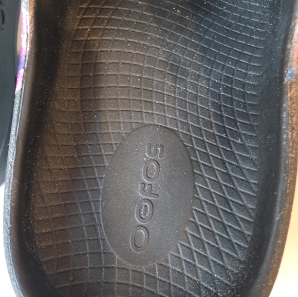 Oofos OOcloog Limited Edition Metallic Print Recovery Clogs.  Unisex - Picture 9 of 11